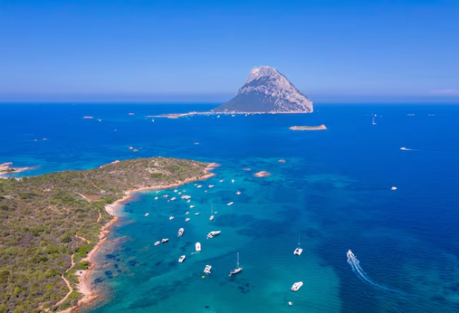 ilha-tavolara-sardenha-vista-aerea-agua-cristalina-turquesa_850000-32427