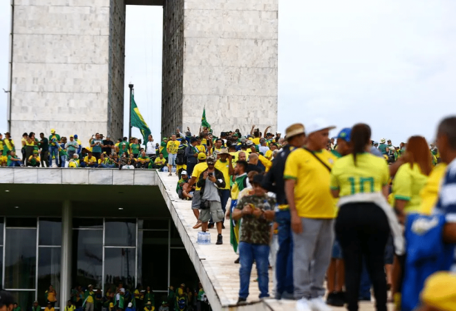 bolsonaristas invadindo