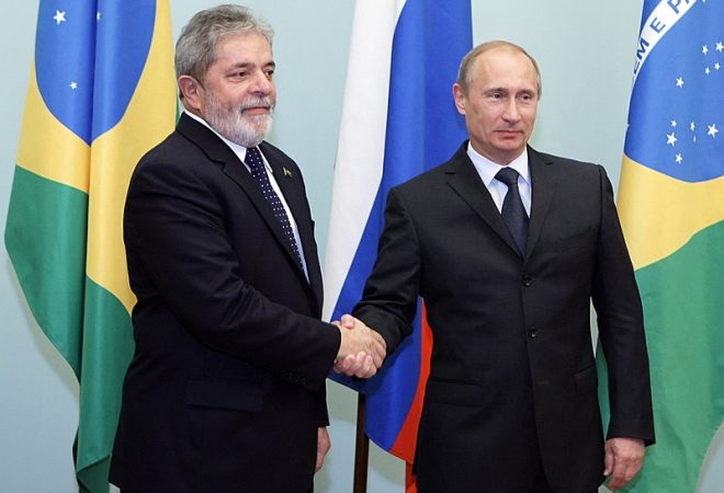 Russian Prime Minister Vladimir Putin (R) greets Brazilian President Luis Inacio Lula da Silva during their meeting on May 14, 2010 in Moscow. AFP PHOTO / ALEXEY DRUZHININ (Photo by ALEXEY DRUZHININ / RIA NOVOSTI / AFP)