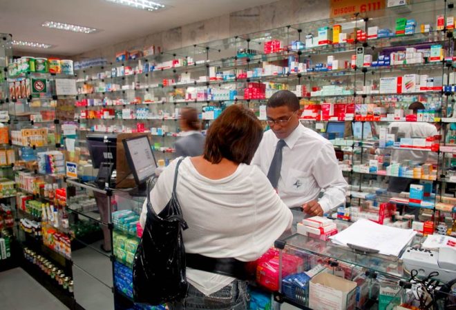 A Agência Nacional de Vigilância Sanitária (Anvisa) anunciou este mês novas regras para a venda de medicamentos pela internet e para a oferta direta de remédios ao usuário por drogarias e farmácias.