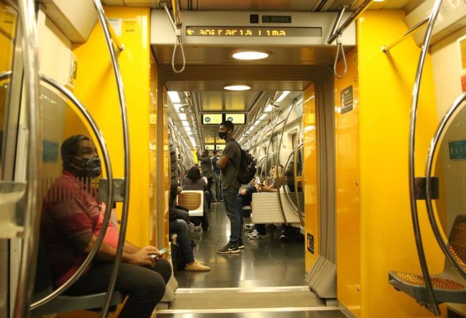 Passageiros com máscaras no vagão da linha 4 do metrô
