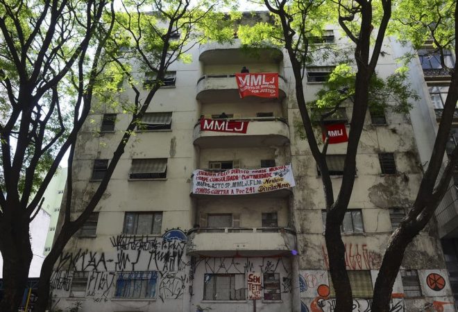 São Paulo - Integrantes da Frente de Luta por Moradia (FLM) invadem prédio na rua Ipiranga, região central (Rovena Rosa/Agência Brasil)