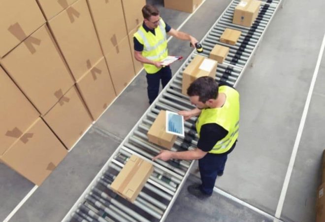 importancia-da-logistica-para-empresas-carregar-caixas-galpao