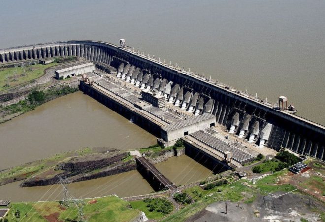 A Barragem de Itaipu é uma enorme barragem hidroelétrica no rio Paraná, entre o Brasil e o Paraguai. É conhecida pelos espetáculos de luzes noturnos e as vistas do miradouro central. O centro de comando do edifício de produção controla as turbinas da barragem. Nas proximidades, na parte paraguaia, o Museu da Terra Guarani exibe exposições sobre a cultura indígena. A norte, o refúgio Tatí Yupí é uma reserva de vida selvagem com trilhos e ave