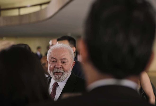 Brasília (DF) 25/09/2023 – O presidente Luiz Inácio Lula da Silva conversa com jornalistas sobre a cirurgia que irá fazer no quadril na próxima sexta feira (29), após encontro com primeiro-Ministro do Vietnã, Pham Minh Chinh, no Palácio do Itamaraty
Foto: Joédson Alves/Agência Brasil
