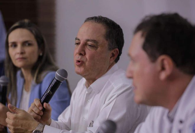 Brasília (DF) 29/09/2023 - A equipe médica que fez a cirurgia de quadril no presidente, Luiz Inácio Lula da Silva, composta pelos médicos Ana Helena Germoglio (e), Roberto Kalil (c), Giancarlo Polesello (d), faz o balanço da cirurgia durante entrevista coletiva.
Foto: Joédson Alves/Agência Brasil