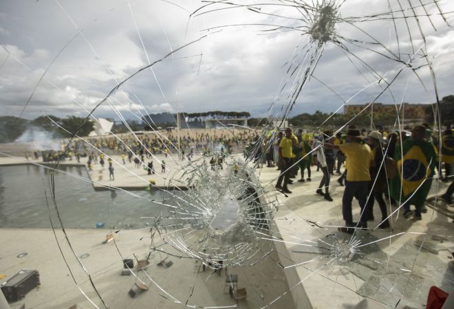 Manifestantes fazem ato contra governo no dia 8 de janeiro 2023