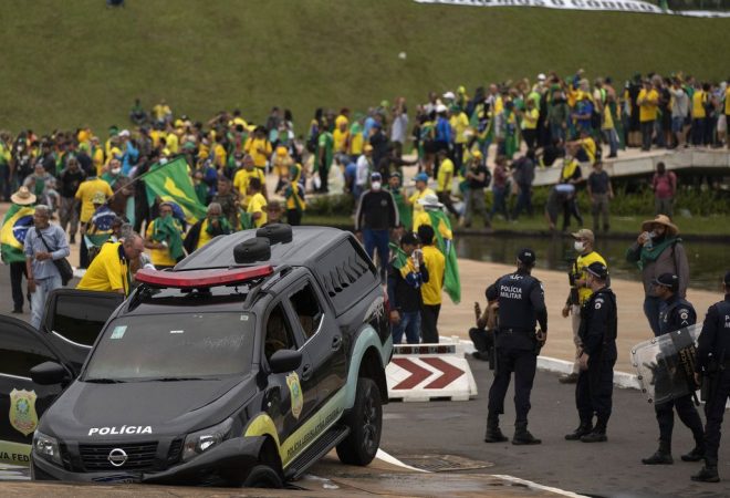 Manifestantes fazem ato contra governo no dia 8 de janeiro 2023