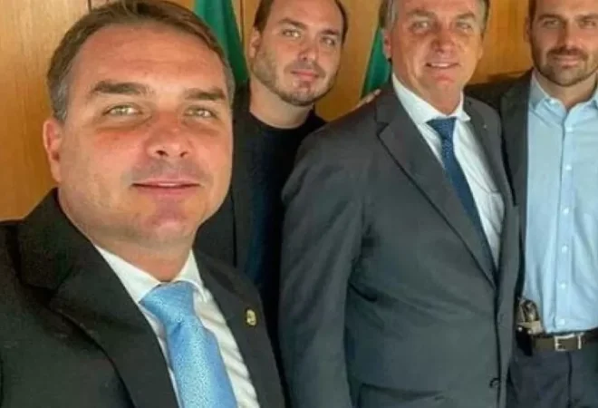 jair-bolsonaro-e-os-filhos-flavio-carlos-e-eduardo-1661862946264_v2_900x506.jpg