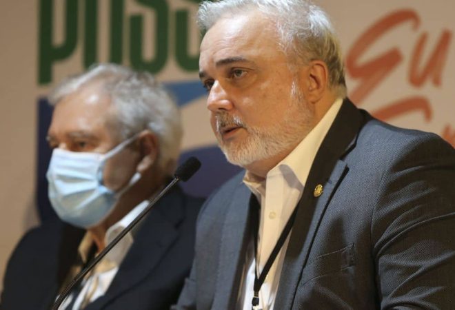 O senador Jean Paul Prates, coordenador do subgrupo Petróleo, Gás Natural e Biocombustíveis, dá entrevista coletiva, no auditório G4 do Centro Cultural Banco do Brasil (CCBB), em Brasília
