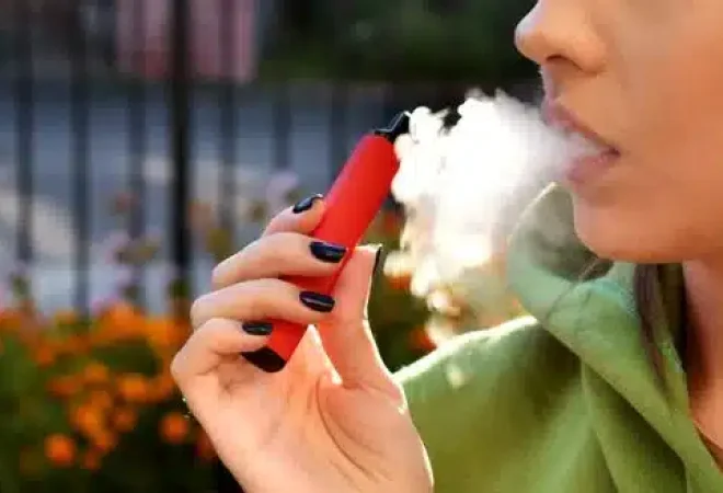 jovem-fumando-vape-cigarro-eletronico-1903946-article