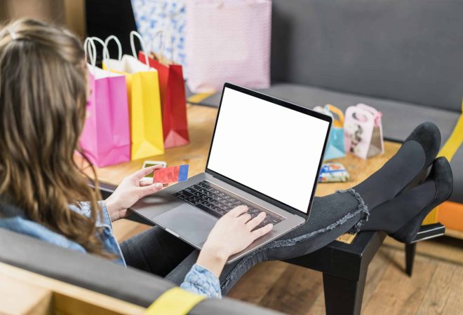 jovem-mulher-usando-cartao-de-credito-para-pagamento-de-compras-line-no-laptop