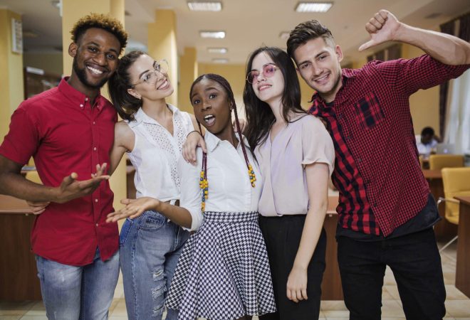 jovens-freepik