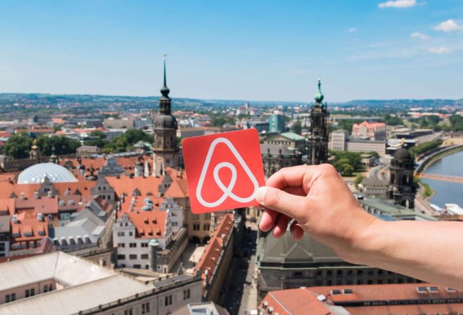 logo-airbnb-com-fundo-em-paisagem