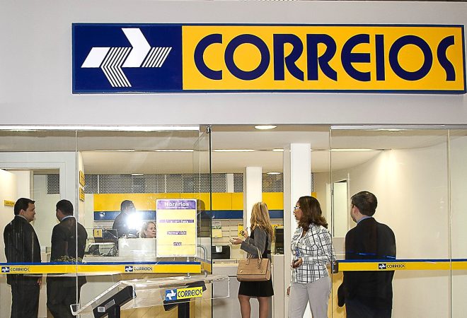Brasilia - O Banco do Brasil e Os Correios inauguram hoje agência do órgão postal no edifício sede do BB. No evento serão divulgados os resultados das duas primeiras semanas de funcionamento do Banco Postal como correspondente do Banco do Brasil. Participam da cerimônia o vice-presidente de Negócios dos Correios, José Furian Filho, e o vice-presidente de Varejo, Distribuição e Operações do BB, Dan Conrado.