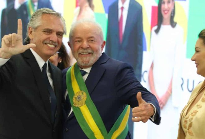 O presidente da Argentina, Alberto Fernánde, cumprimenta o presidente Luiz Inácio Lula da Silva no Palácio do Planalto