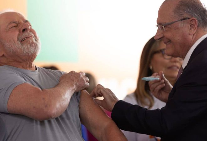 O presidente Luiz Inácio Lula da Silva e a ministra da Saúde, Nísia Trindade, lançam o Movimento Nacional pela Vacinação. Na ocasião o presidente foi vacinado pelo vice-presidente, Geraldo Alckmin