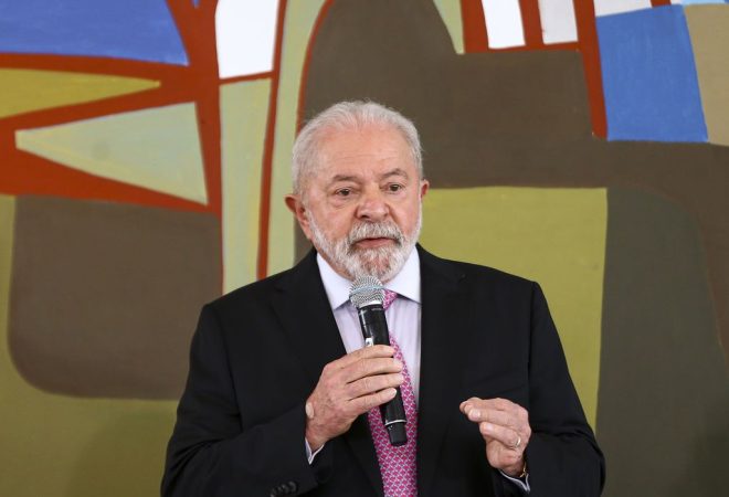 Os ministros da Ciência e Tecnologia, Luciana Santos, da Casa Civil, Rui Costa, da Educação, Camilo Santana, da Secretaria-Geral, Márcio Macêdo, e o presidente Luiz Inácio Lula da Silva, durante reunião com reitores das universidades federais e institutos federais de ensino, no Palácio do Planalto.