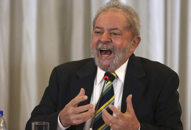 BRA84. SAO PAULO (BRASIL), 20/09/2016.- Fotografía de archivo del 28 de marzo de 2016 del expresidente de Brasil Luiz Inácio Lula da Silva en Sao Paulo. El juez responsable por la investigación del gigantesco escándalo de desvíos en la petrolera brasileña Petrobras aceptó hoy, 20 de septiembre de 2016, los cargos por corrupción y lavado de dinero formulados contra Lula da Silva y lo convirtió por primera vez en reo en el histórico proceso. El juez federal Sergio Moro aceptó la denuncia formal presentada la semana pasada por la Fiscalía contra Lula, a quien acusa de haber recibido favores de una de las empresas beneficiadas por los desvíos en la petrolera estatal, según la decisión divulgada por su juzgado. EFE/Sebastião Moreira