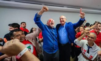 Lula e Geraldo Alckmin celebram a reeleição do petista após a apuração das urnas (Ricardo Stuckert /Flickr/Divulgação)