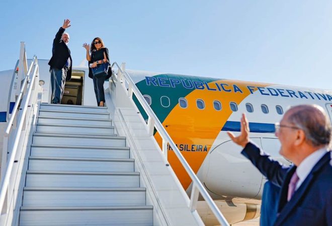 Brasília (DF), 17.05.2023-Presidente Lula passa o cargo para seu vice, Geraldo Alckmin, ao embarcar para o Japão onde participará, como convidado, da 49ª cúpula do G7, grupo formado pelos sete países mais ricos do mundo. O evento ocorre nos dias 20 e 21 de maio, em Hiroshima. Foto: Ricardo Stuckert/PR