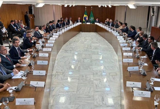 O presidente Lula  em reunião com os governadores para debater a redução de ações extremistas pelo país
