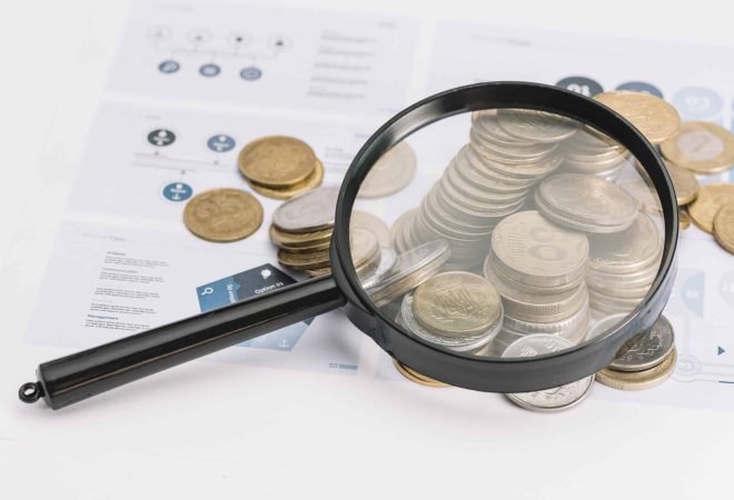 lupa-sobre-as-moedas-caidas-no-modelo-infografico