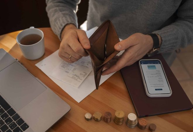 man-saving-money-energy-crisis