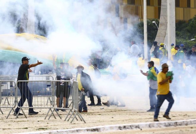 Manifestantes invadem Congresso, STF e Palácio do Planalto.