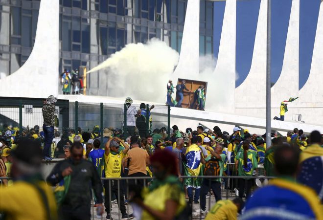 Manifestantes invadem Congresso, STF e Palácio do Planalto.