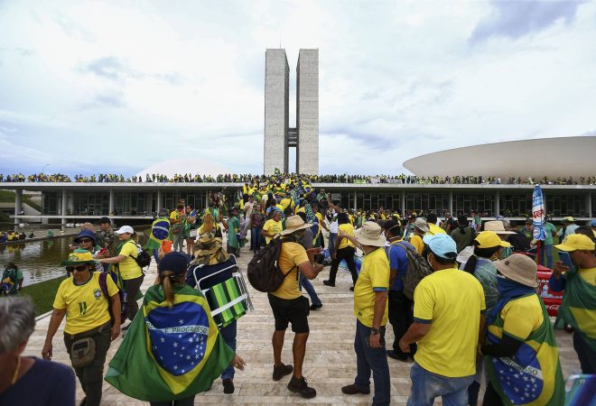 Manifestantes invadem Congresso, STF e Palácio do Planalto.