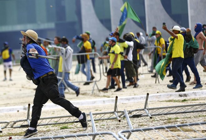 Manifestantes invadem Congresso, STF e Palácio do Planalto.