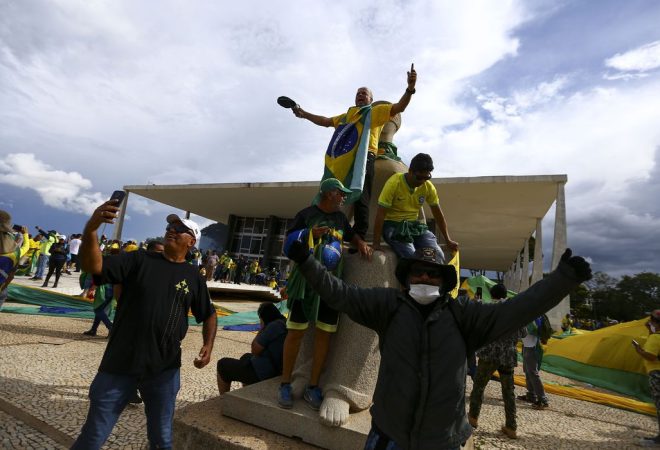 Manifestantes invadem Congresso, STF e Palácio do Planalto.