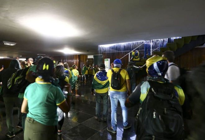 Manifestantes invadem Congresso, STF e Palácio do Planalto.