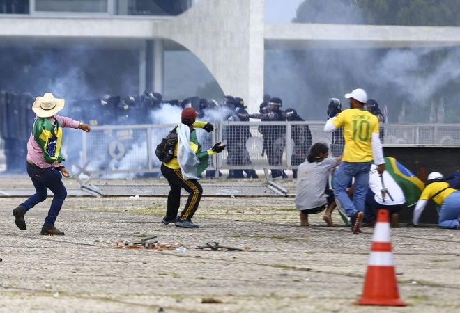 Manifestantes invadem Congresso, STF e Palácio do Planalto.