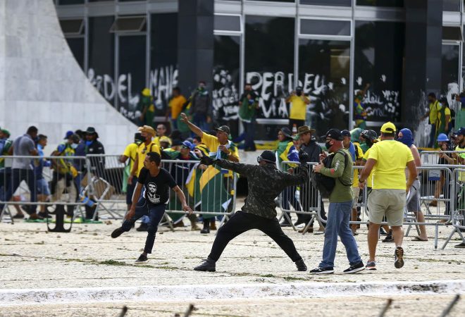 Manifestantes invadem Congresso, STF e Palácio do Planalto.