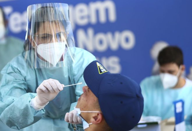 Teste do Plano Nacional de Testagem para a Covid-19, na Feira dos Importados, em Brasília.