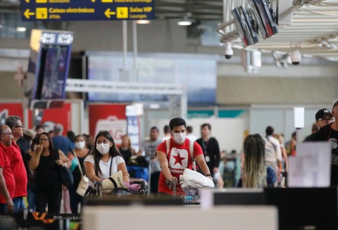 Passageiros e funcionários circulam vestindo máscaras contra o novo coronavírus (Covid-19) no Aeroporto Internacional Tom Jobim- Rio Galeão. (Fernando Frazão/Agência Brasil)