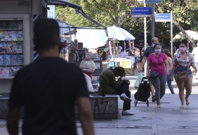 População usa máscaras nas ruas do Rio de Janeiro, desde ontem (23) a prefeitura tornou o uso obrigatório através de decreto.