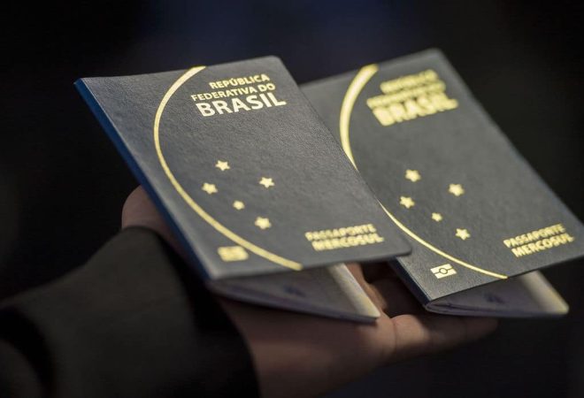 Novo passaporte comum eletrônico brasileiro. O documento passou a ser emitido desde a última segunda -feira (6) pela Polícia Federal e Casa da Moeda, e terá prazo de validade de 10 anos (Marcelo Camargo/Agência Brasil)