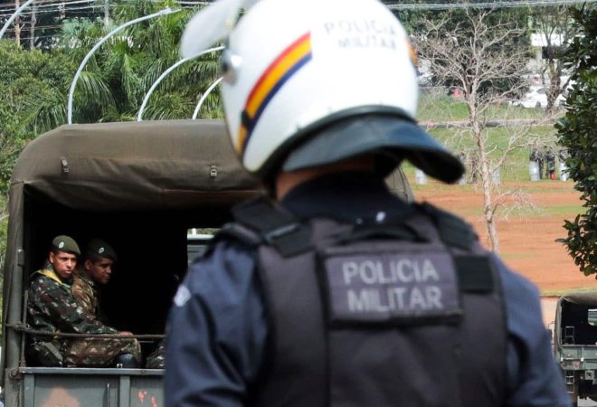 Polícia e Exército se concentram na frente do QG do Exército para  desmobilizar acampamento
