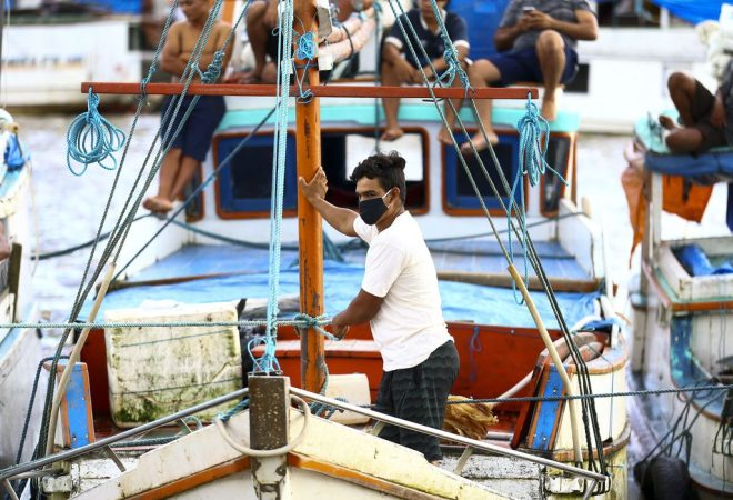 Movimentação nos terminais de embarque e desembarque de barcos em Belém.