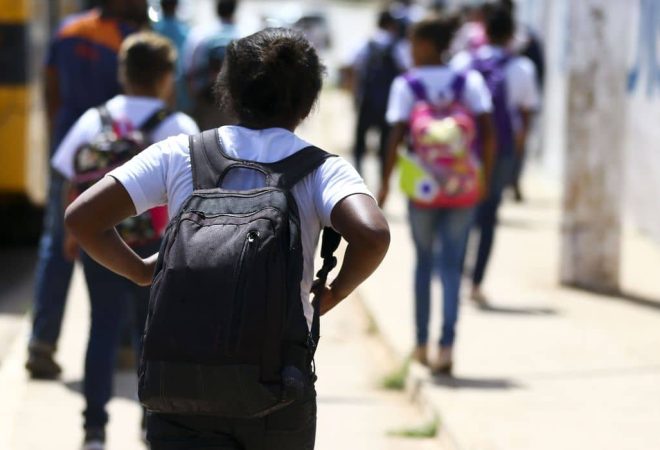 Alunos saindo de escola na Estrutural, no Distrito Federal
