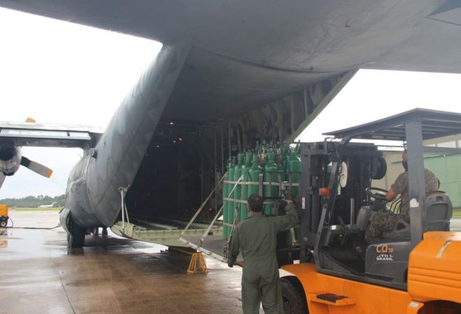 Avião militar C-130, da FAB, com cilindros de oxigênio para tratamento de pacientes de covid-19 em Manaus.