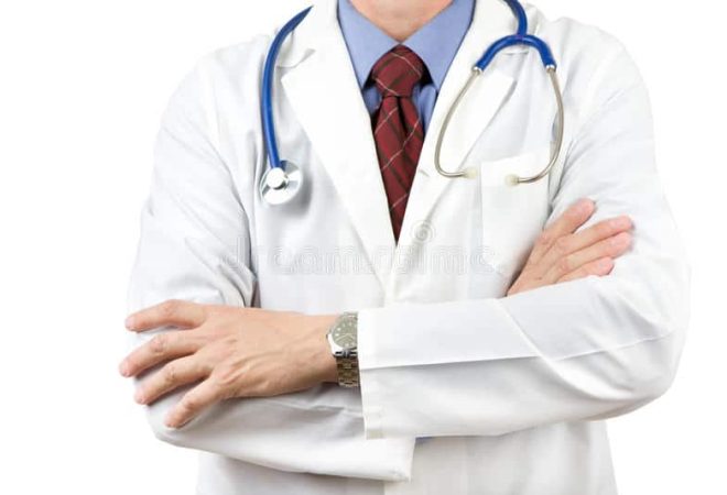 médico-com-mãos-cruzadas-30450505