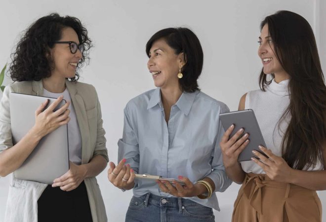 medium-shot-business-women-talking-each-other