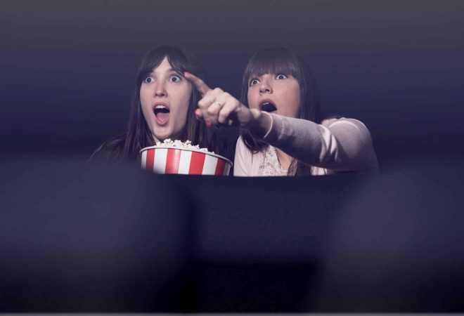 menina-com-pipoca-em-cinema