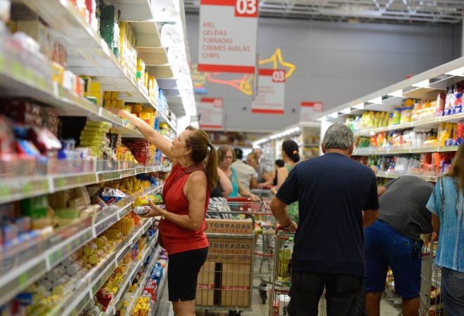 Vitória (ES) - Supermercados lotados e com filas nos caixas e na entrada funcionam em horário reduzido. (Tânia Rêgo/Agência Brasil)