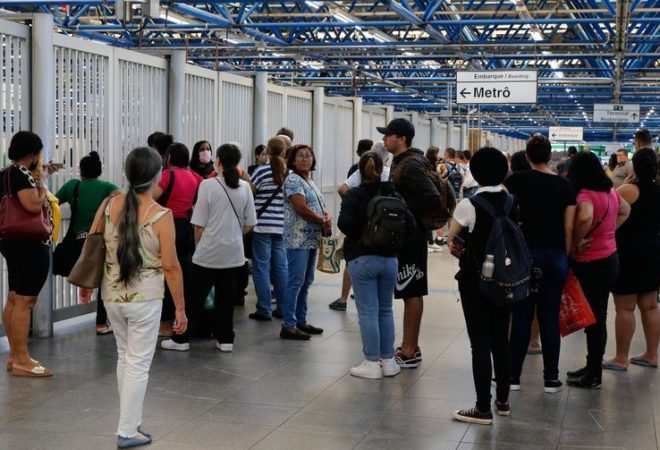 São Paulo (SP), 23/03/2023 - Passageiros aguardam no embarque da estação Palmeiras-Barra Funda, linha 3 do Metrô, durante a greve dos metroviários em São Paulo. Foto: Fernando Frazão/Agência Brasil