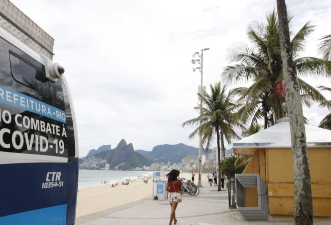 Quiosques das praias do Rio estão  fechados em cumprimento ao decreto municipal. As novas restrições impostas pelo prefeito do Rio, Eduardo Paes, para tentar combater o avanço da Covid-19, entraram em vigor nesta sexta-feira(5), e vão se estender até a próxima quinta-feira(11), em um período inicial de teste.